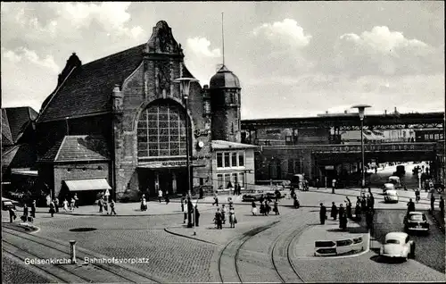 Ak Gelsenkirchen im Ruhrgebiet, Partie auf dem Bahnhofsvorplatz