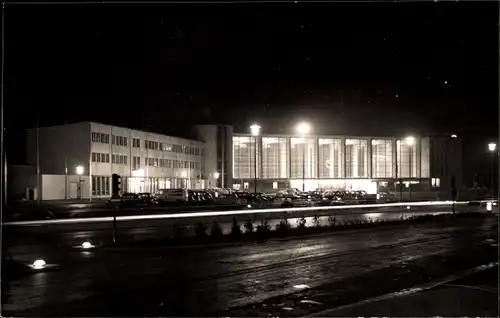 Ak Heidelberg, Blick auf den beleuchteten Hauptbahnhof bei Nacht, Parkplatz