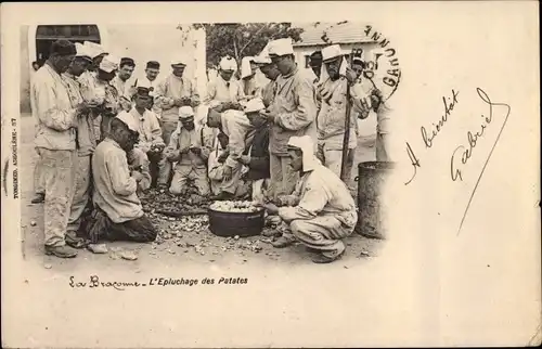 Ak Angoulême Charente, L'Epluchage des Patates, Französische Soldaten