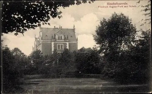 Ak Bischofswerda in Sachsen, Friedrich August Park mit Schule