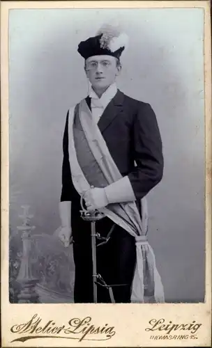 Studentika CdV Student, Standportrait, Säbel, Schärpe, Federschmuck, Atelier Lipsia