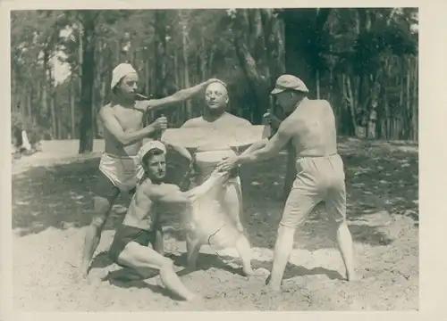 Foto Männer in Bademode, Gruppenbild, Säge, Pfeife