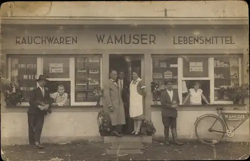 Foto Ak Geschäft W. Amuser, Rauchwaren, Lebensmittel, Verkäuferin, Familie