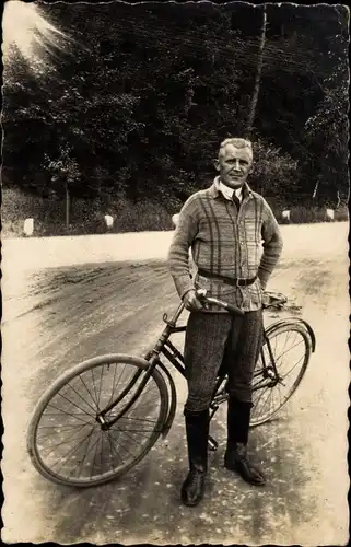 Foto Ak Alterer Mann mit Fahrrad, Straße
