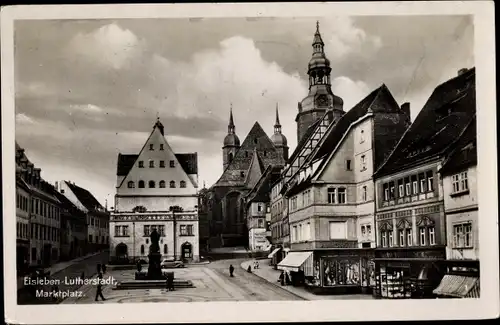 Ak Lutherstadt Eisleben in Sachsen Anhalt, Marktplatz, Denkmal, Geschäfte