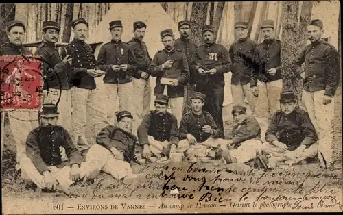 Ak Vannes Morbihan, Au camp de Meucon, Französische Soldaten