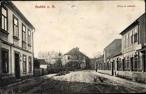 Ak Světlá nad Sázavou Swietla ob der Sasau Region Hochland, Ulice k nadrazi