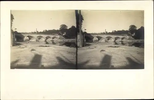 Stereo Foto Ak Unbekannter Ort, Flusspartie mit Brücke