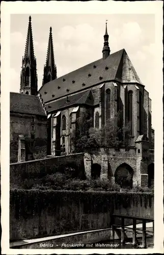 Ak Görlitz in der Lausitz, Petrikirche mit Wehrmauer