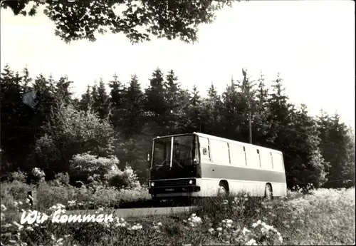 Ak Wir kommen, Ein Reisebus fährt durch Waldgebiet