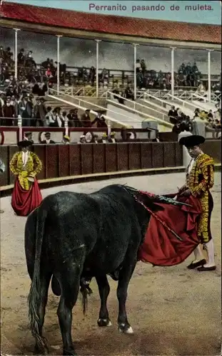 Ak Stierkampf, Toreros und verwundeter Stier in der Arena