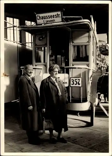 Foto Ak Berlin, Mann und Frau vor einer alten Straßenbahn, Nr. 357