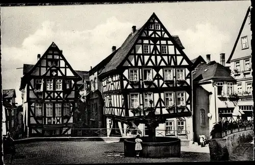 Ak Wetzlar an der Lahn, Kornmarkt, Fachwerkhäuser, Brunnen