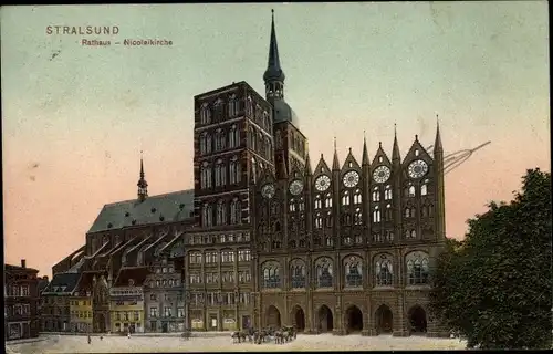 Ak Stralsund, Partie vor dem Rathaus und Nikolaikirche