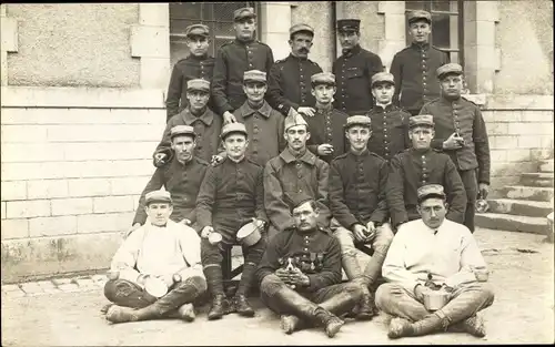 Foto Ak Angoulême Charente, Gruppenbild französischer Soldaten, Hund, Gamelle