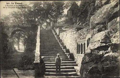 Ak Le Faouët Morbihan, L'Escalier et le Beffroi de la Chapelle Saine Barbe