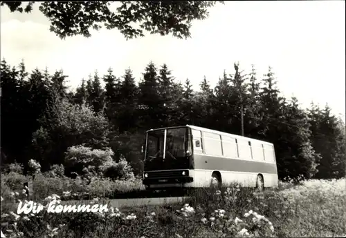 Ak Wir kommen, Ein Reisebus fährt durch Waldgebiet