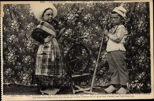 Ak Ile d'Oleron Charente Maritime Frankreich, Kinder in französischer Tracht, Spinnrad