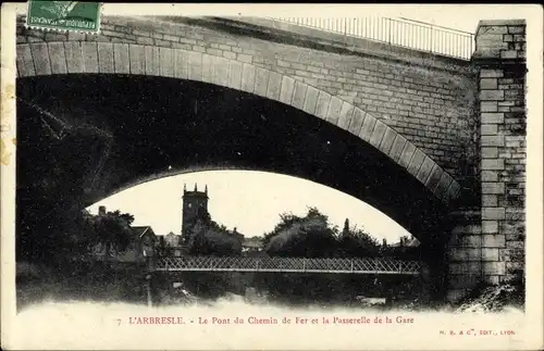 Ak L'Arbresle Rhône, Le Pont du Chemin de Fer et la Passerelle de la Gare