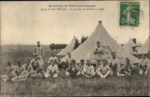 Ak Toul Meurthe et Moselle, Camp de Bois l'Eveque, Un groupe de Soldats en repos