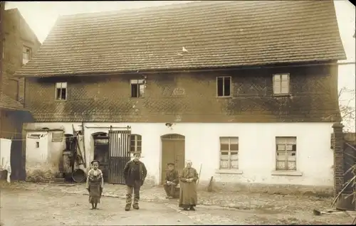 Foto Ak Beiersdorf Fraureuth in Sachsen, Familie vor einem Bauernhaus
