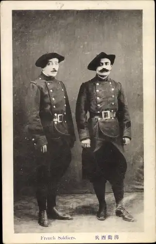 Ak French Soldiers, Französische Soldaten in Uniform in Asien