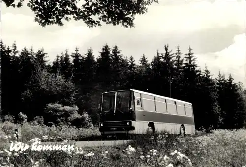 Ak Wir kommen, Ein Reisebus fährt durch Waldgebiet