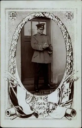 Foto Ak Deutscher Soldat im Kaiserreich, Bild vor dem Haus, Eisernes Kreuz, I.WK
