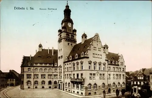 Ak Döbeln in Mittelsachsen, Teilansicht des neuen Rathauses, Schienen, Denkmal