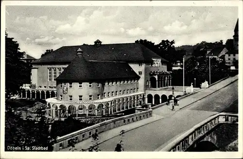 Ak Döbeln Mittelsachsen, Brücke am Stadtbad, Fußgänger