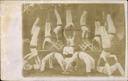 Foto Ak Turner bei Turnübungen, Handstand