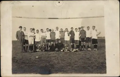 Foto Ak Fußballmannschaft, Mann im Anzug