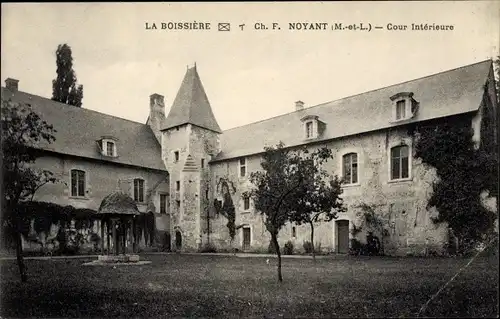 Ak Noyant Maine et Loire, La Boissiere, Cour Interieure