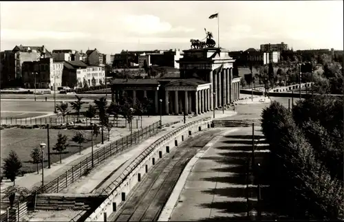 Ak Berlin, Brandenburger Tor vom Reichstagsgebäude, Mauer