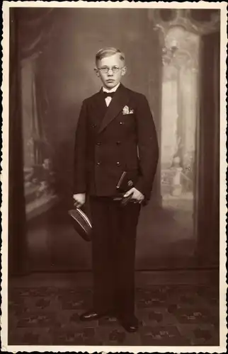 Studentika Foto Ak Portrait eines Studenten im Anzug