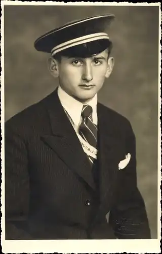 Studentika Foto Ak Portrait eines Studenten im Anzug