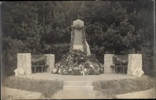 Foto Ak Hildburghausen in Thüringen, Blick auf ein Denkmal mit Kränzen