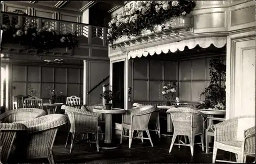 Foto Ak Dampfschiff Deutschland, HAPAG, Innenansicht, Laube 1. Klasse