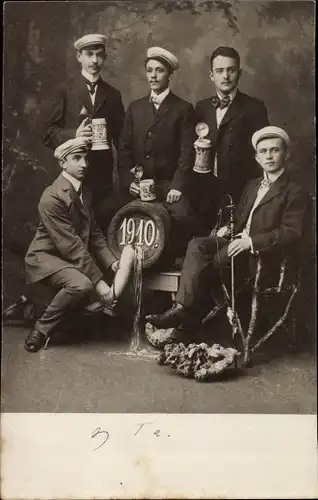 Studentika Foto Ak Junge Studenten mit Biergläsern, 1910
