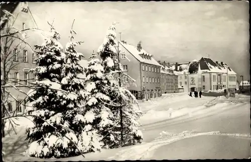 Ak Neustadt Johanngeorgenstadt im Erzgebirge, Stalinstraße im Winter