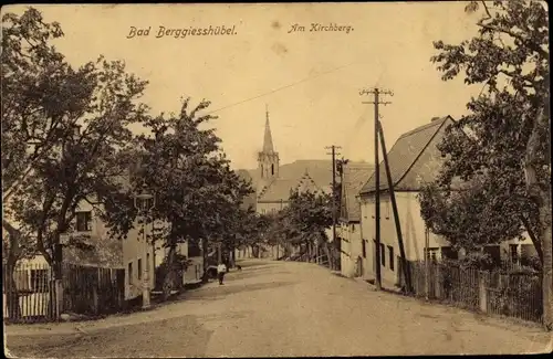 Ak Berggießhübel in Sachsen, Straßenpartie Am Kirchberg mit Kirche