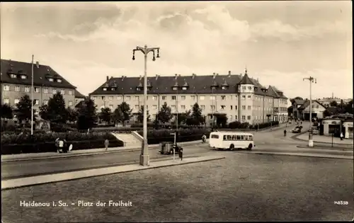 Ak Heidenau in Sachsen, Platz der Freiheit mit Autobus