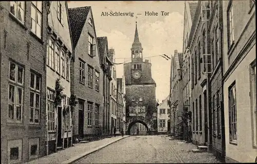 Ak Schleswig a.d. Schlei, Straßenpartie mit Blick auf das Hohe Tor