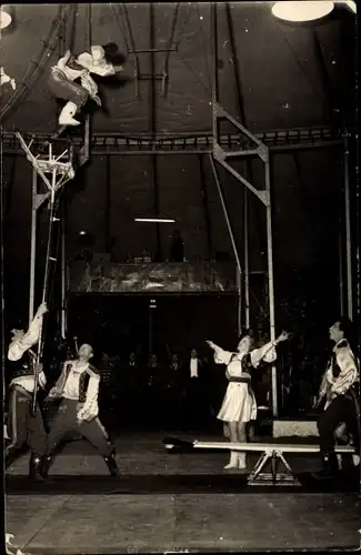 Foto Ak Zirkusartisten in der Manege