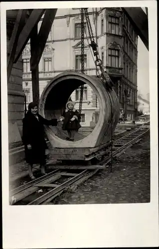 Foto Ak Mädchen in einem Betonrohr, Frau, Schienen