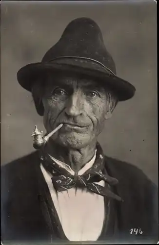 Foto Ak Portrait von einem alten Mann mit Pfeife und Hut