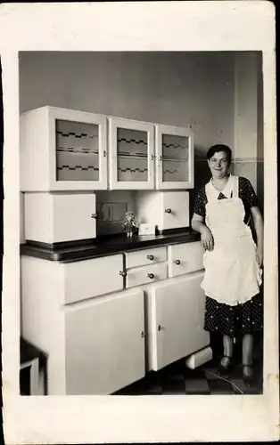 Foto Ak Portrait einer Frau mit Schürze in der Küche