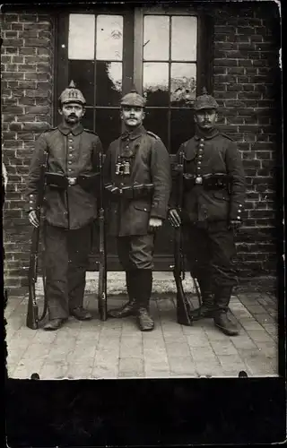 Foto Ak Drei deutsche Soldaten in Uniformen, Regiment 111, Portrait