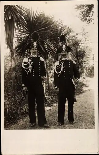 Foto Ak Zwei Männer in Uniformen vor Palmen, Dreispitz mit Federbusch