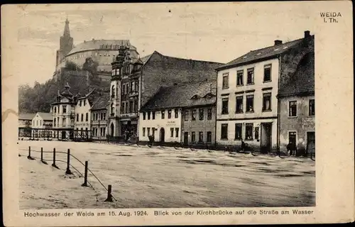 Ak Weida in Thüringen, Hochwasser 1924, Blick von der Kirchbrücke auf die Straße am Wasser